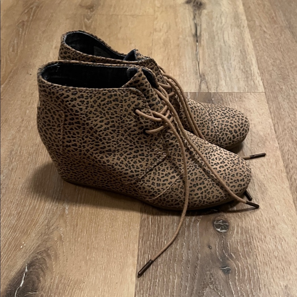 Tom’s lace-up ankle boots, cheetah print women’s size 9